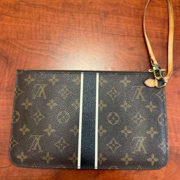 Louis Vuitton Wristlet GM - Picture 2 of 5